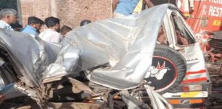 तेज रफ्तार क्रूजर ट्रक में घुसी: तीन श्रद्धालुओं की मौत Speeding Cruiser Crashes into Truck: Three Pilgrims Dead