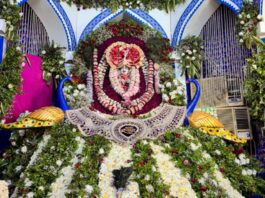 अपरा एकादशी की पावन बेला: फूलों के बंगले में महके लखदातार The Auspicious Occasion of Apara Ekadashi: Lakhdatar Radiates Fragrance Within a Floral Abode.
