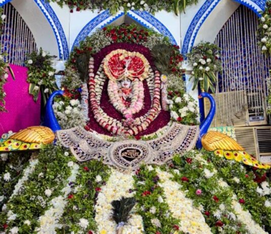 अपरा एकादशी की पावन बेला: फूलों के बंगले में महके लखदातार The Auspicious Occasion of Apara Ekadashi: Lakhdatar Radiates Fragrance Within a Floral Abode.