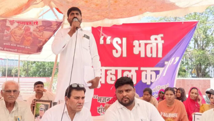SI Recruitment-2021: Selected Candidates Stage Satyagraha at Shaheed Smarak Demanding Justice SI Recruitment-2021: Selected Candidates Stage Satyagraha at Shaheed Smarak Demanding Justice