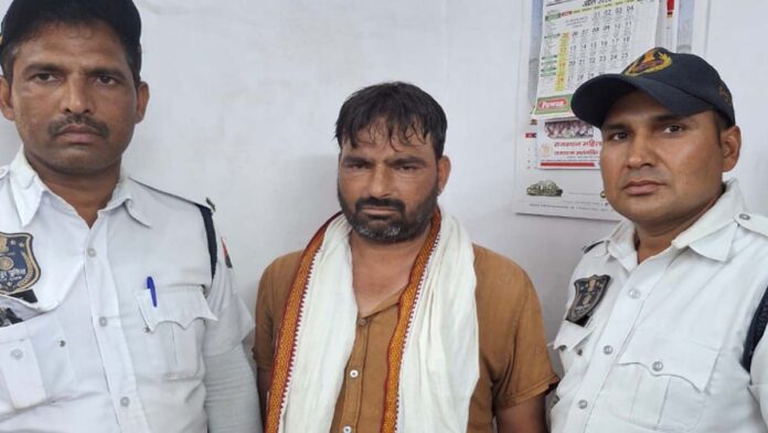 Vigilant traffic police personnel on duty nab a pickpocket. Vigilant traffic police personnel on duty nab a pickpocket.
