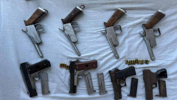 Youth arrested for supplying pistols concealed in a bag while riding a Splendor.