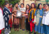 बीइंग सिंधी फाउंडेशन ने 800 विद्यार्थियों को वितरित किए निशुल्क स्कूल बैग Being Sindhi Foundation distributed free school bags to 800 students.