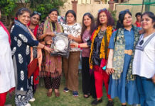बीइंग सिंधी फाउंडेशन ने 800 विद्यार्थियों को वितरित किए निशुल्क स्कूल बैग Being Sindhi Foundation distributed free school bags to 800 students.