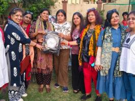 बीइंग सिंधी फाउंडेशन ने 800 विद्यार्थियों को वितरित किए निशुल्क स्कूल बैग Being Sindhi Foundation distributed free school bags to 800 students.