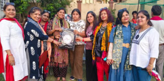 बीइंग सिंधी फाउंडेशन ने 800 विद्यार्थियों को वितरित किए निशुल्क स्कूल बैग Being Sindhi Foundation distributed free school bags to 800 students.