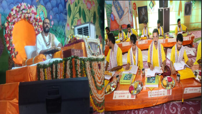 Bhagavat Katha at the Shri Govardhannath Ji Temple during Adhikmas