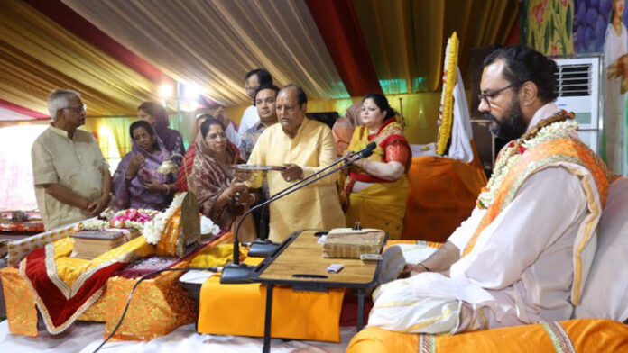 Listening to the Bhagavat Gives Life a New Direction: Giriraj Ji Shastri Listening to the Bhagavat Gives Life a New Direction: Giriraj Ji Shastri