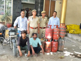 अंतरराज्यीय बाइक चोर गैंग चढी पुलिस के हत्थे: दो मोटरसाइकिलें और सात गैस सिलेंडर बरामद Inter-state bike theft gang nabbed by police.