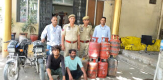 अंतरराज्यीय बाइक चोर गैंग चढी पुलिस के हत्थे: दो मोटरसाइकिलें और सात गैस सिलेंडर बरामद Inter-state bike theft gang nabbed by police.