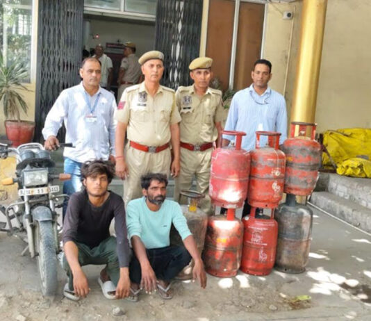 अंतरराज्यीय बाइक चोर गैंग चढी पुलिस के हत्थे: दो मोटरसाइकिलें और सात गैस सिलेंडर बरामद Inter-state bike theft gang nabbed by police.