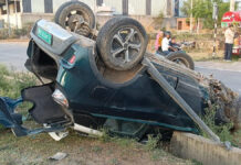 फिल्मी अंदाज़ में पलटी लग्जरी कार: चालक गंभीर घायल Luxury Car Overturns in Cinematic Fashion: Driver Seriously Injured