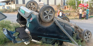 फिल्मी अंदाज़ में पलटी लग्जरी कार: चालक गंभीर घायल Luxury Car Overturns in Cinematic Fashion: Driver Seriously Injured