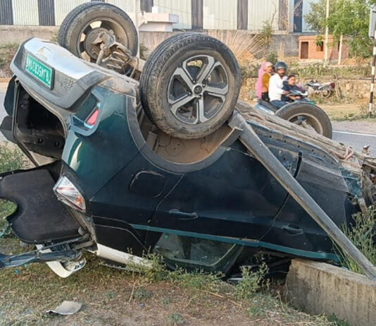 फिल्मी अंदाज़ में पलटी लग्जरी कार: चालक गंभीर घायल Luxury Car Overturns in Cinematic Fashion: Driver Seriously Injured