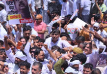 भाजपा मुख्यालय घेरने निकली कांग्रेस कार्यकर्ताओं को पुलिस ने वाटर कैनन से रोका Police stopped Congress workers marching to gherao the BJP headquarters using water cannons.