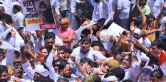 भाजपा मुख्यालय घेरने निकली कांग्रेस कार्यकर्ताओं को पुलिस ने वाटर कैनन से रोका Police stopped Congress workers marching to gherao the BJP headquarters using water cannons.