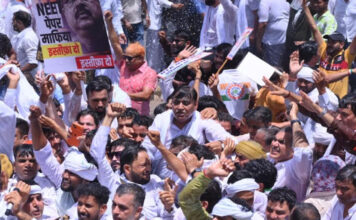 भाजपा मुख्यालय घेरने निकली कांग्रेस कार्यकर्ताओं को पुलिस ने वाटर कैनन से रोका Police stopped Congress workers marching to gherao the BJP headquarters using water cannons.
