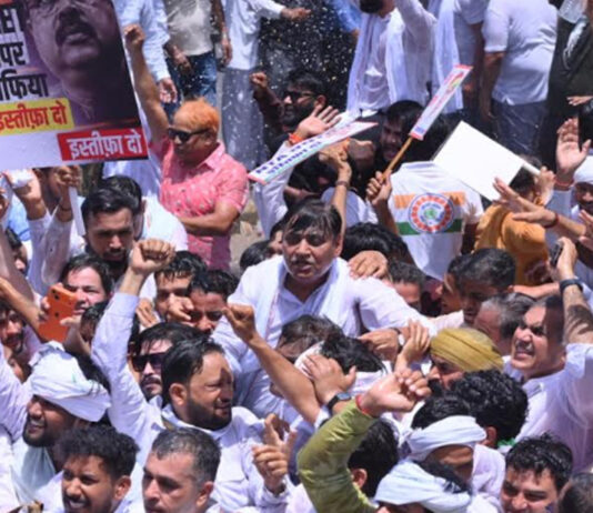 भाजपा मुख्यालय घेरने निकली कांग्रेस कार्यकर्ताओं को पुलिस ने वाटर कैनन से रोका Police stopped Congress workers marching to gherao the BJP headquarters using water cannons.