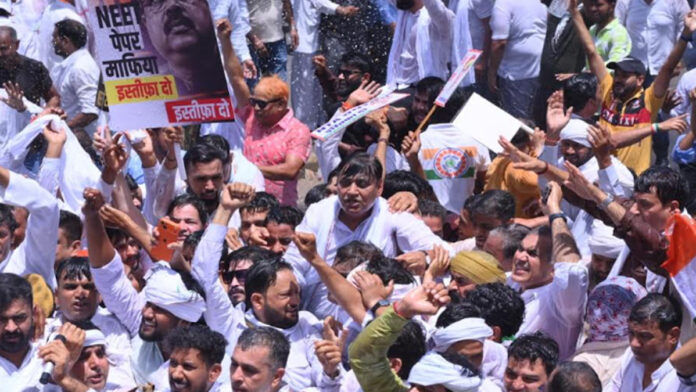 Police stopped Congress workers marching to gherao the BJP headquarters using water cannons. Police stopped Congress workers marching to gherao the BJP headquarters using water cannons.