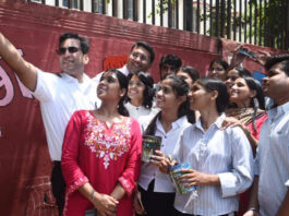 रंग दे गुलाबी अभियान:एक ही दिन में पांच सौ से अधिक दीवारों पर की चित्रकारी 'Rang De Gulabi' Campaign: Painted over 500 walls in a single day.