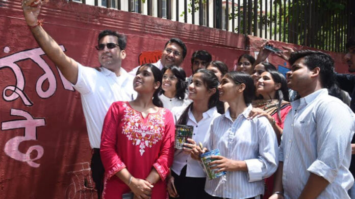 'Rang De Gulabi' Campaign: Painted over 500 walls in a single day.