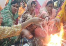 सबके उज्जवल भविष्य की कामना के साथ यज्ञ भगवान को अर्पित की आहुुतियां