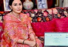 प्रदेश में जनगणना के पहले में चरण में उपमुख्यमंत्री दीया कुमारी ने खुद भरा हाउस लिस्टिंग फॉर्म During the first phase of the census in the state, Deputy Chief Minister Diya Kumari personally filled out the House Listing Form.
