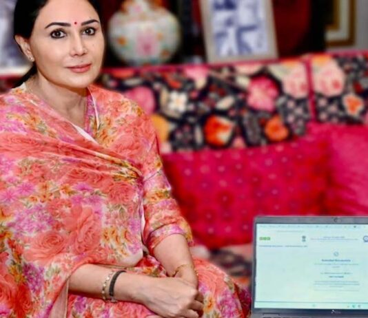 प्रदेश में जनगणना के पहले में चरण में उपमुख्यमंत्री दीया कुमारी ने खुद भरा हाउस लिस्टिंग फॉर्म During the first phase of the census in the state, Deputy Chief Minister Diya Kumari personally filled out the House Listing Form.