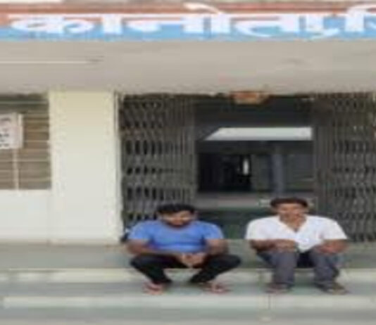 पुलिस ने दो अलग मामलों में दो इनामी बदमाश गिरफ्तार Police Arrest Two Wanted Criminals in Two Separate Cases