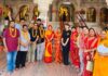 मोती डूंगरी गणेश मंदिर से श्रद्धालुओं का जत्था चारधाम यात्रा के लिए रवाना A group of devotees departs from the Moti Dungri Ganesh Temple for the Char Dham Yatra.