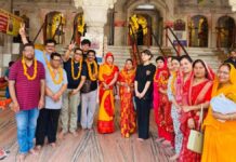 मोती डूंगरी गणेश मंदिर से श्रद्धालुओं का जत्था चारधाम यात्रा के लिए रवाना A group of devotees departs from the Moti Dungri Ganesh Temple for the Char Dham Yatra.