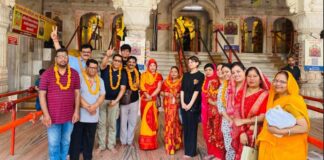 मोती डूंगरी गणेश मंदिर से श्रद्धालुओं का जत्था चारधाम यात्रा के लिए रवाना A group of devotees departs from the Moti Dungri Ganesh Temple for the Char Dham Yatra.