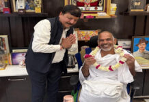 फ्लाइट बाबा अल्प प्रवास पर जयपुर पहुंचे