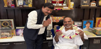 फ्लाइट बाबा अल्प प्रवास पर जयपुर पहुंचे