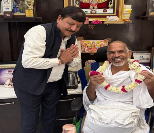 फ्लाइट बाबा अल्प प्रवास पर जयपुर पहुंचे