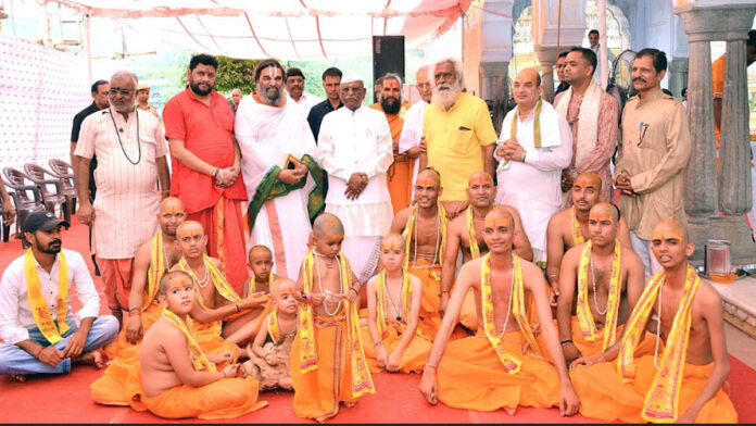 Mass Sacred Thread Ceremony for 20 Brahmin Youths on Ganga Dashami Mass Sacred Thread Ceremony for 20 Brahmin Youths on Ganga Dashami