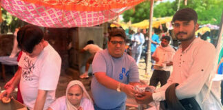 भीषण गर्मी में राहगीरों को बांटा शरबत और प्रसादी, सेवा कार्य में जुटे श्रद्धालु