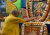 श्री गौरांग महाप्रभु जन्मोत्सव: सजाई गई आकर्षक फूल बंगला झांकी Shri Gaurang Mahaprabhu Birth Anniversary: Captivating 'Phool Bangla' Tableau Adorned