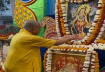 श्री गौरांग महाप्रभु जन्मोत्सव: सजाई गई आकर्षक फूल बंगला झांकी Shri Gaurang Mahaprabhu Birth Anniversary: Captivating 'Phool Bangla' Tableau Adorned