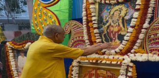 श्री गौरांग महाप्रभु जन्मोत्सव: सजाई गई आकर्षक फूल बंगला झांकी Shri Gaurang Mahaprabhu Birth Anniversary: Captivating 'Phool Bangla' Tableau Adorned
