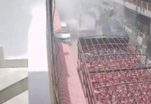 गैस सिलेंडरों से भरे ट्रक के पास टैंपो से धुआं उठने से मची अफरा-तफरी Panic Erupts as Smoke Rises from Tempo Near Truck Loaded with Gas Cylinders