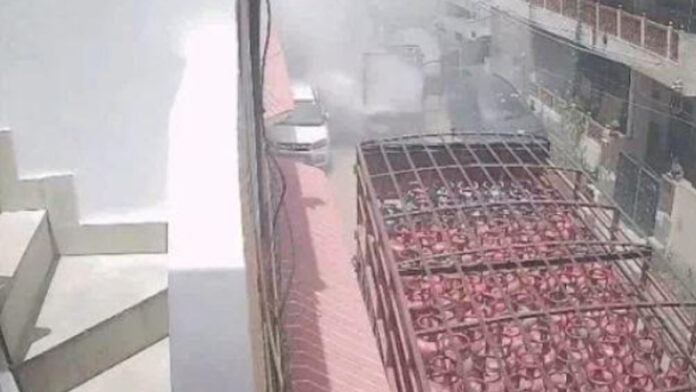 Panic Erupts as Smoke Rises from Tempo Near Truck Loaded with Gas Cylinders Panic Erupts as Smoke Rises from Tempo Near Truck Loaded with Gas Cylinders