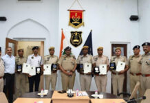 उत्कृष्ट कार्य करने वाले छह जांबाजों को मिला कांस्टेबल ऑफ द मंथ का अवार्ड Six brave personnel who performed outstanding work received the 'Constable of the Month' award.