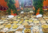 गिर्राज जी की तलहटी में सजा 56 भोग और मोती महल मनोरथ The '56 Bhog' spread is laid out at the foothills of Girraj Ji.