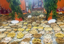 गिर्राज जी की तलहटी में सजा 56 भोग और मोती महल मनोरथ The '56 Bhog' spread is laid out at the foothills of Girraj Ji.