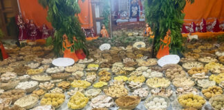 गिर्राज जी की तलहटी में सजा 56 भोग और मोती महल मनोरथ The '56 Bhog' spread is laid out at the foothills of Girraj Ji.