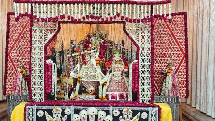 A 'Phool Bangla' tableau has been set up at Govind Dham.