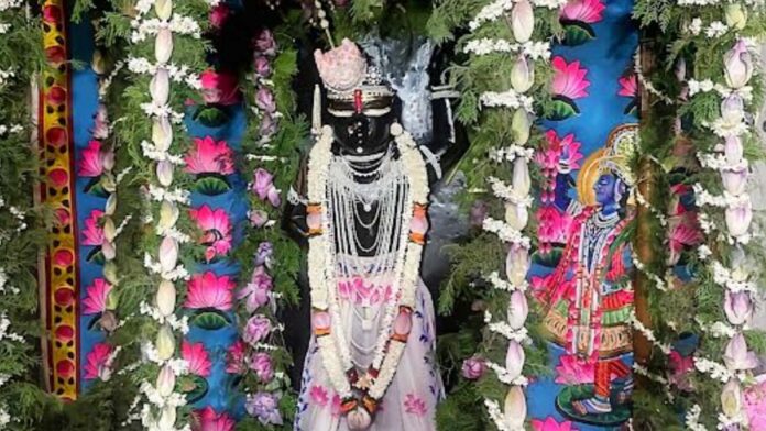 A captivating tableau of the 'Kamal Talai' has been beautifully arranged at the Shri Govardhannath Ji Temple.