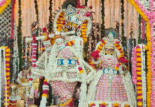 गोविंद देव जी मंदिर में सजा हाथ से बने फूलों का बंगला A canopy made of handmade flowers adorns the Govind Dev Ji Temple.