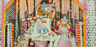 गोविंद देव जी मंदिर में सजा हाथ से बने फूलों का बंगला A canopy made of handmade flowers adorns the Govind Dev Ji Temple.